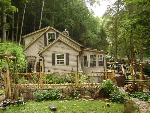 Building photograph for 2 HEMLOCK LN